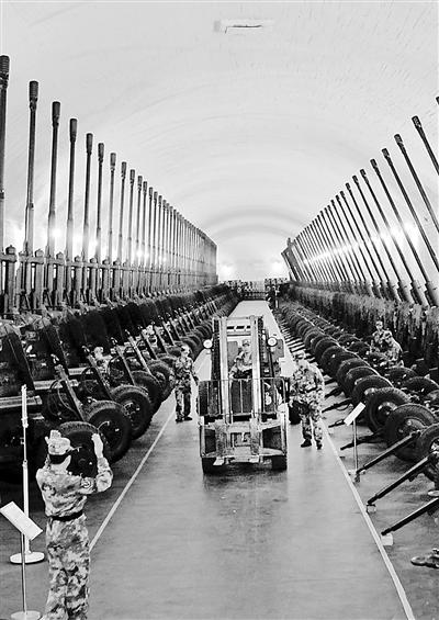 驻闽某综合仓库官兵在某型火炮洞库进行维护操作(图)