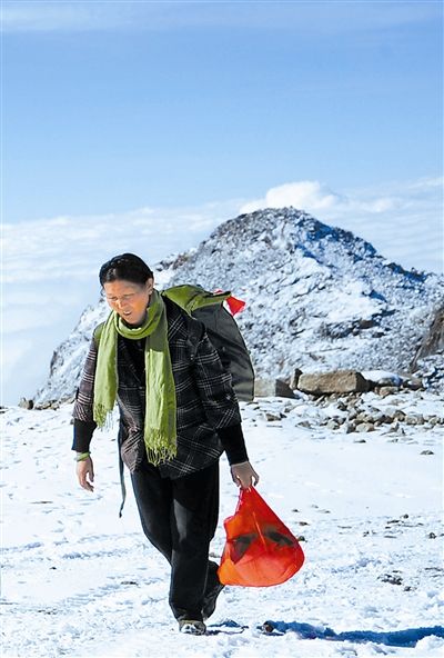 藏族阿妈背上的情