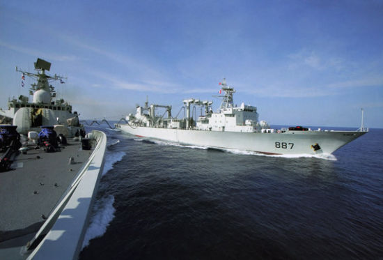 资料图:中国海军南海舰队887号补给舰与168号驱逐舰正进行补给.