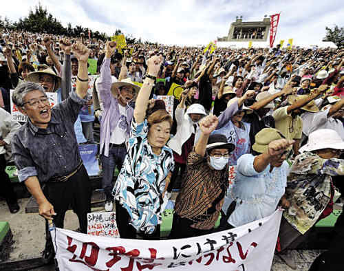资料图:驻日美军冲绳普天间基地外抗议的日本民众.