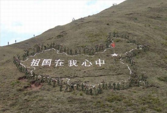 资料图:解放军天山雄师表忠诚