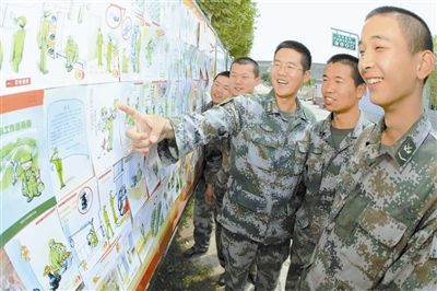 张万辉摄6月19日,驻疆某油库政治处将自己编印的《油料兵工作漫画册》