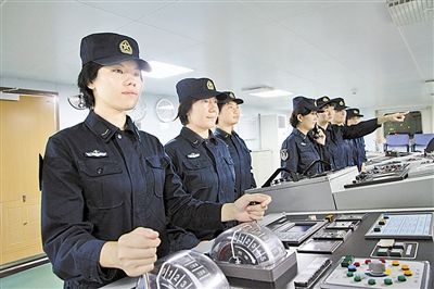 女舰员英姿飒爽走上战位