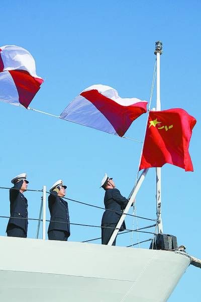 海军军旗迎风飘扬图片图片