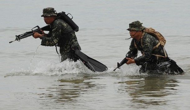 菲律賓海軍陸戰隊士兵兩棲登陸演習