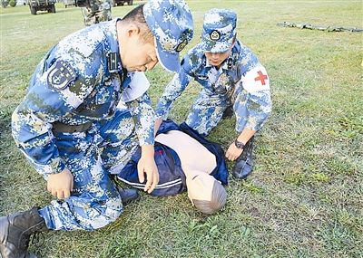 綜合新聞 > 正文 左圖:醫療隊員展開仿真緊急救護演練 本版圖片