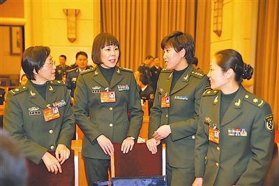 第二炮兵某部政委梁晓婧(左二)说:"文化是一个国家,一个民族独特的