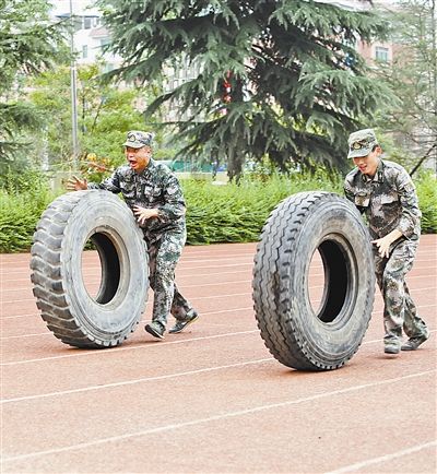 遵義軍分區以提升部隊戰鬥力為目標,組織官兵積極開展體能訓練.