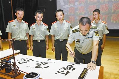 夏末,武警南宁市支队马山县中队指导员汤清文接到了广东籍战士袁家建