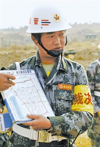 记者跟随裁判员进入演习场,亲历战场裁判执法(图①邵