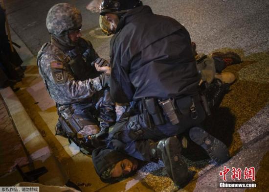 美国对勒死黑人的白人警官不起诉或引更大抗议