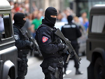 塞尔维亚出动精锐特警商务机押送前塞军总司令