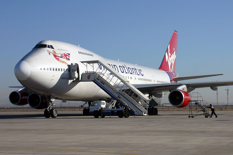 英国航空公司波音777客机卡航空客a330客机夜幕下离开北京空中客车a