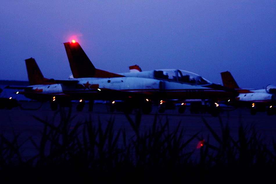 飞行学员驾jl-8型教练机实施夜航训练