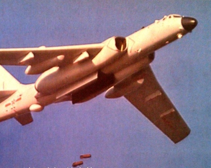 解放军轰6k弹舱投弹