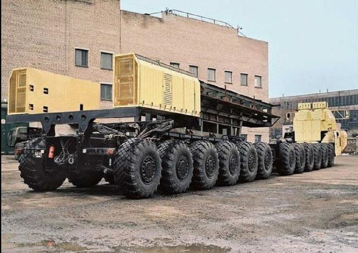 24轮驱动的核导弹运载车