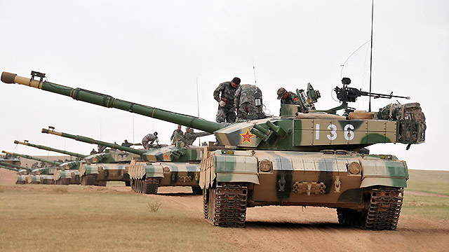 北京军区实兵对抗开战 27军新锐96坦克列阵出动