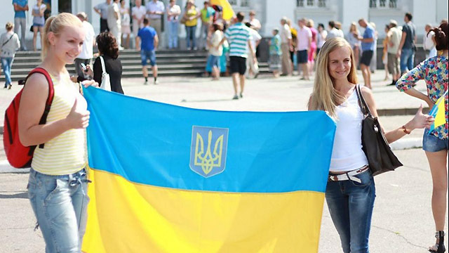 乌克兰军队收复北顿涅茨克 当地美女举国旗欢迎