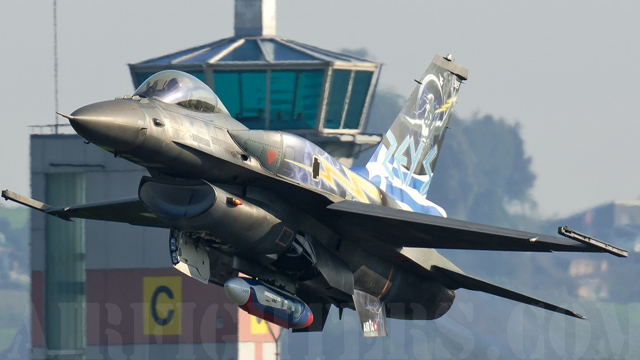 希腊f16战斗机机尾部被喷涂宙斯像