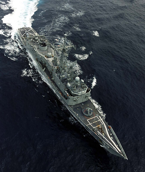 图文澳大利亚海军阿德莱德级护卫舰航行中