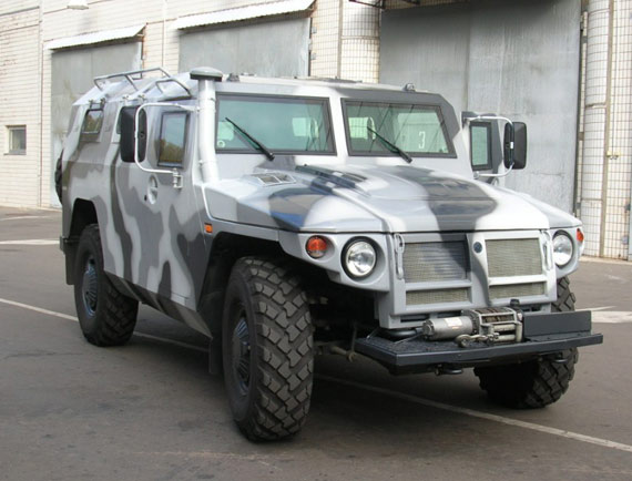 图文俄制虎式装甲汽车车舱内可容纳9人