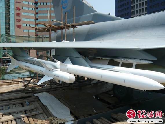 图文机翼下加挂的国产霹雳系列空空导弹
