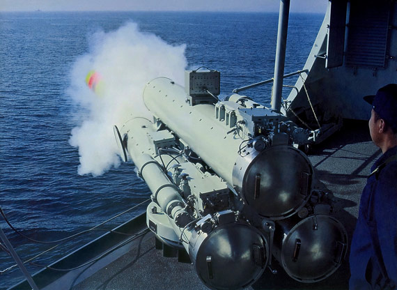 图文解放军海军战舰发射新型鱼雷