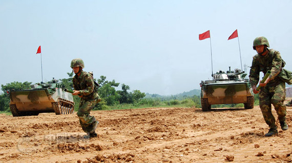 图文:南京军区装步营抢滩登陆后障碍爆破训练_新浪军事_新浪网