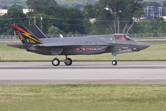 图文：F-35 BF-01战机进行跑道滑行试验_新浪军事_新浪网