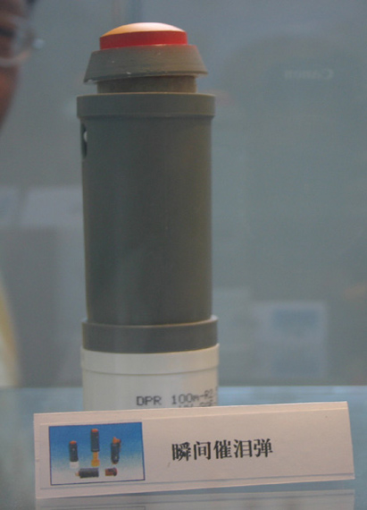 图文:非致命弹药之瞬间催泪弹