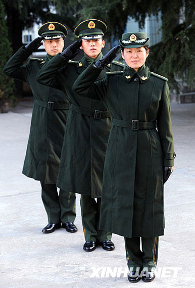 11月10日,青岛公安边防支队举行武警07式冬常服着装演示,这是身着武警