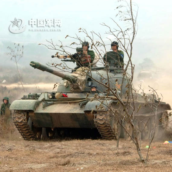 图文:蓝军62式轻型坦克开赴前线