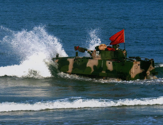 资料图:中国新型zbd97型两栖突击车实战演练资料图:解放军63a水陆坦克