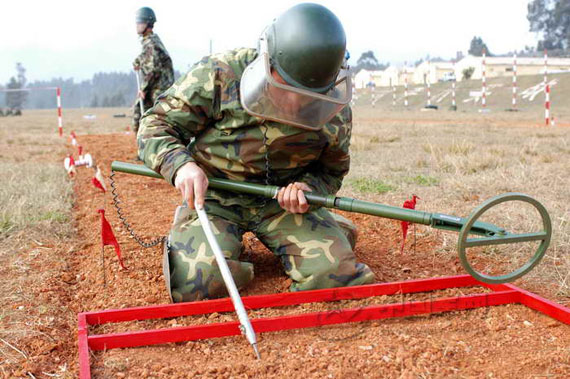 图文:维和工兵扫雷训练