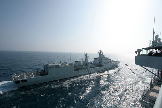 图文167号驱逐舰接受横向补给