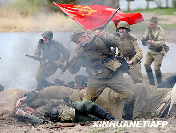 图文:苏联军人冲锋中用枪托打击对手