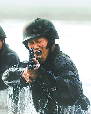 武装泅渡中实施警戒北京军区某部近日组织侦察分队奔赴复杂地域,进行