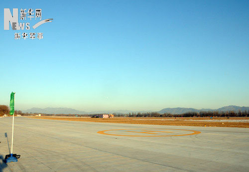 组图沙河机场大风中准备空军飞行与跳伞表演