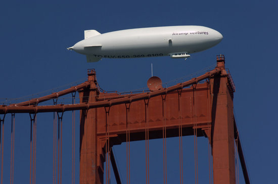 世界上最大的飞艇齐柏林nt当日飞越旧金山湾的金门大桥