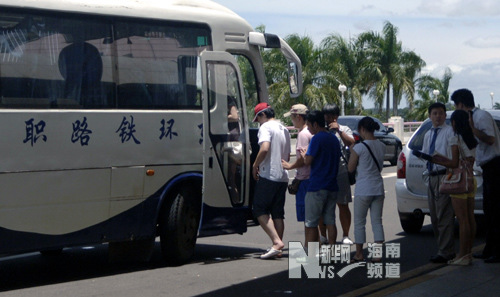 3日,拒绝登机的旅客登上开往三亚机场的大巴新华社记者侯建森摄