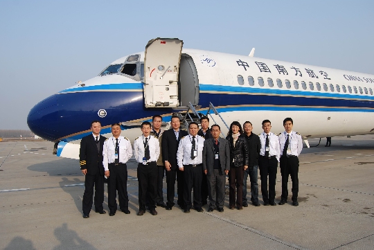 南航北方分公司挥手"送别"首架麦道90飞机