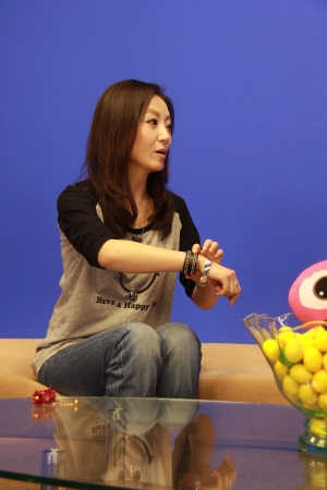 索妮与主持人王莹(右)合影点