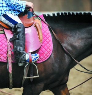 骑马时最好穿长筒马靴或高腰皮鞋,重点保护好膝关节和脚踝