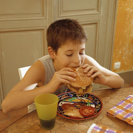 研究显示常吃垃圾食品易患哮喘等过敏症