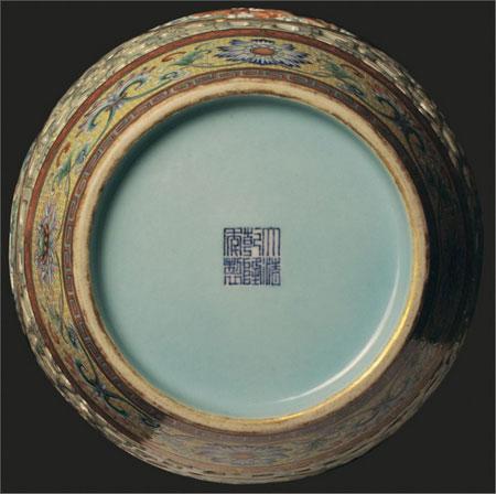 瓶底印有"大清乾隆年制"的字样