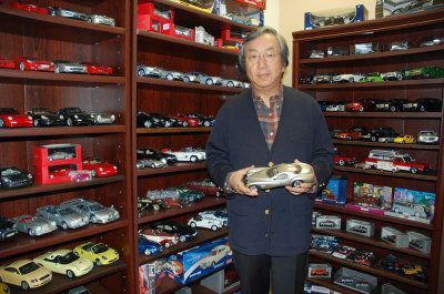 朱裕民好莱坞公园赌场的办公室内书架上,存放的迷你古