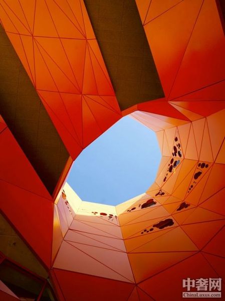 屋顶的空洞促进了光线和视线的交流.