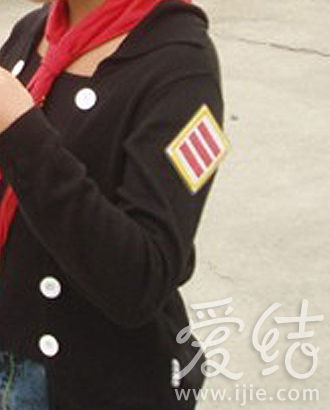 图2 像少先队员一样佩戴三道杠大队长袖标,童年的美梦在这一刻梦想