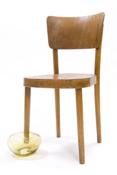 用彩色吹制玻璃代替椅子的椅脚或者扶手