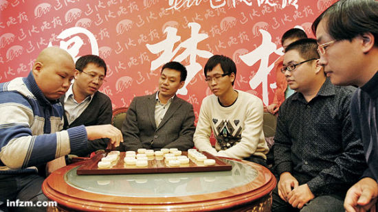 四名象棋特級大師正與劉洋對弈. (cfp/圖)